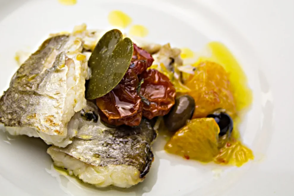 Filetto di dentice con pomodorini confit, arance al vivo e foglie di cappero: ricetta estiva di Cucino di Te, chef a domicilio tra Milano, Varese e Lugano