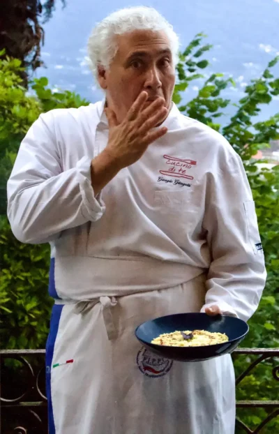 iorgio Giorgetti di Cucino di Te, professional personal chef a domicilio, specializzato in esperienze di cucina consapevole e neurogastronomia. Lavora tra Varese, Como, Lecco, Monza e Brianza, Novara, Verbano-Cusio-Ossola e Canton Ticino (Mendrisio, Lugano).